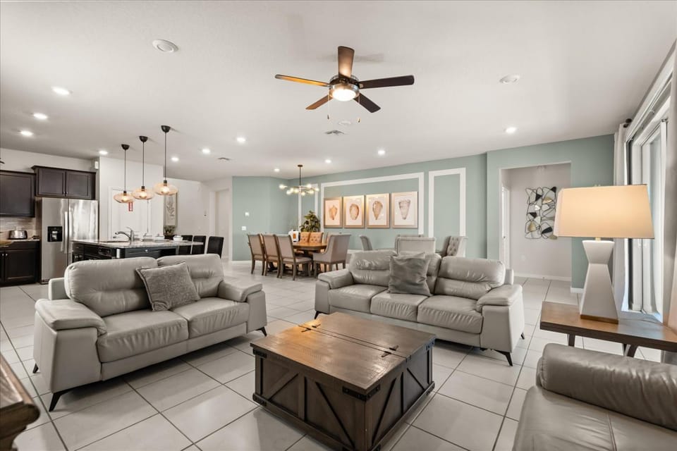 TV and multimedia, Kitchen or kitchenette, Living room, Seating area, Dining area