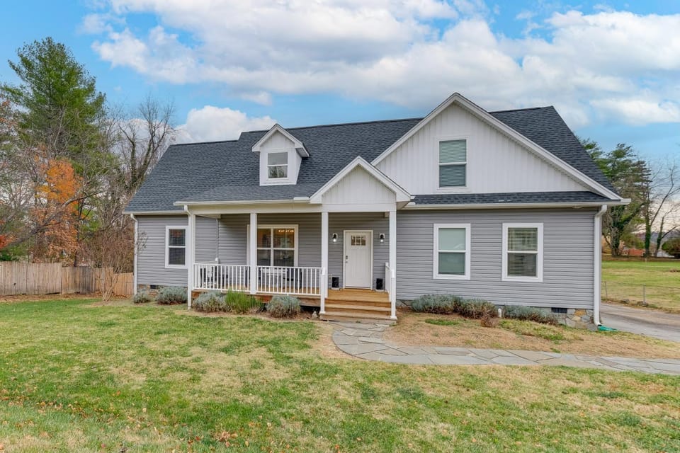 Hot Tub & Yard: 'Temptation Stays' Home in Roanoke House in Roanoke