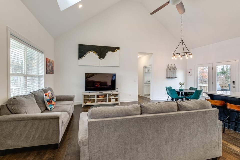 Hot Tub & Yard: 'Temptation Stays' Home in Roanoke House in Roanoke
