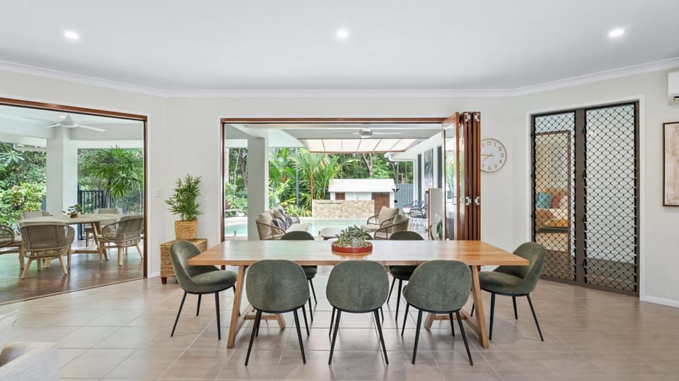 Seating area, Dining area