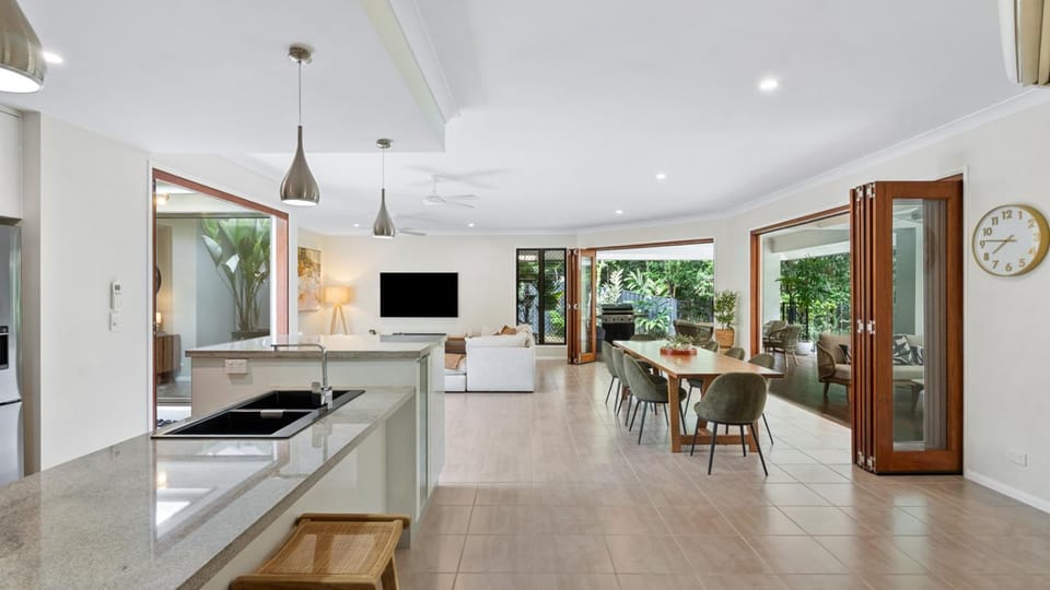 TV and multimedia, Kitchen or kitchenette, Living room, Seating area, Dining area