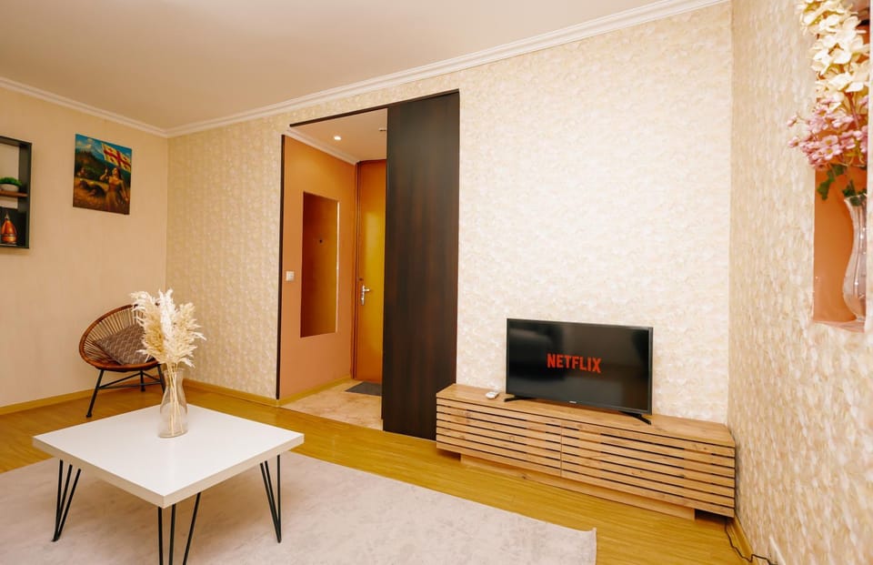 Communal lounge/ TV room, TV and multimedia, Living room, Seating area, Evening entertainment