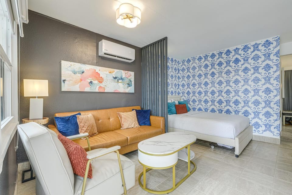 4 Mi to Palm Beach: Cozy Cottage w/ Patio House in West Palm Beach