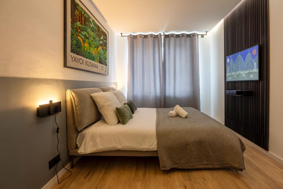 Bed, TV and multimedia, Bedroom
