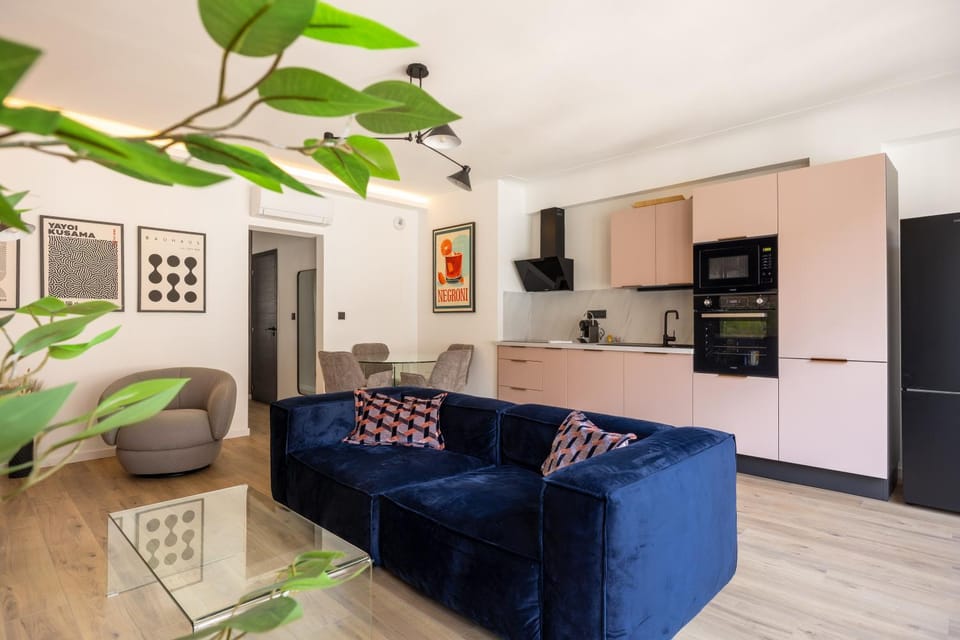 Kitchen or kitchenette, Living room, Seating area, Dining area, oven