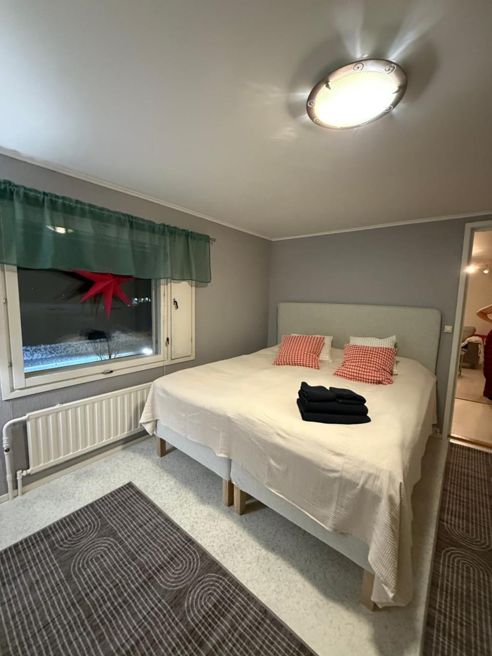 Bed, Photo of the whole room, Bedroom, towels