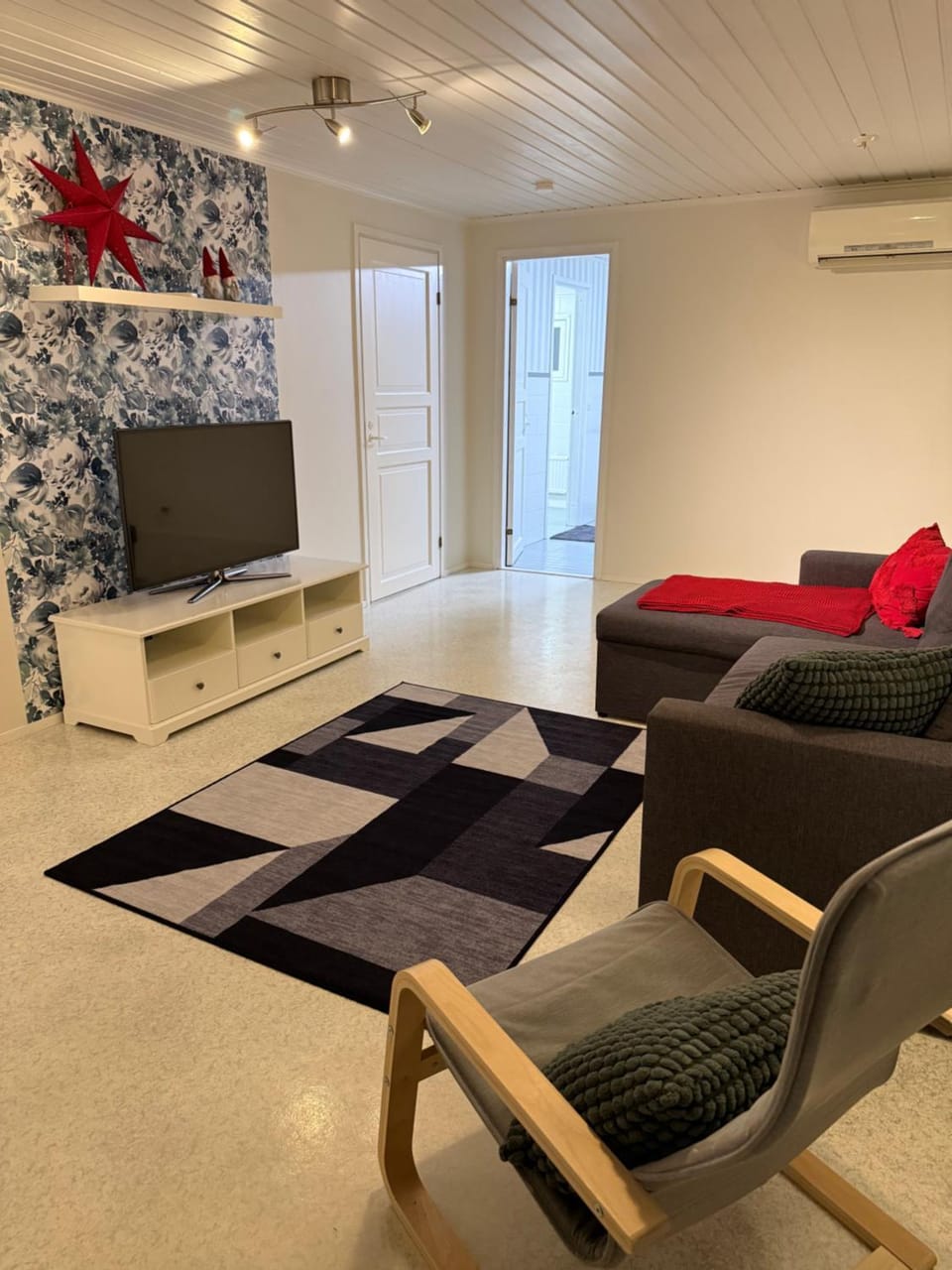 Bed, TV and multimedia, Living room, Seating area, internet