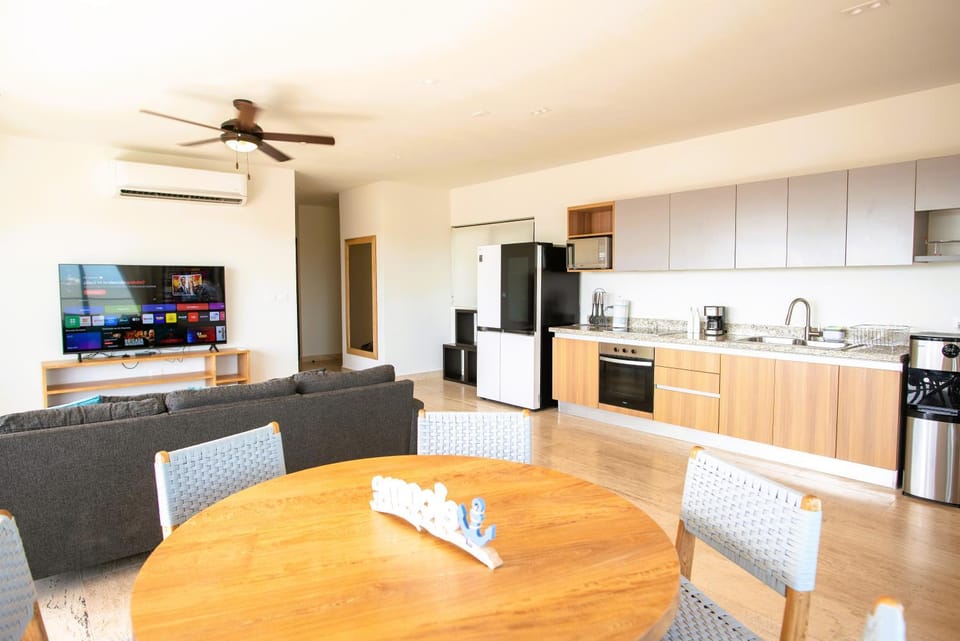 TV and multimedia, Coffee/tea facilities, Kitchen or kitchenette, Living room, Seating area, Dining area, microwave, oven, stove, air conditioner