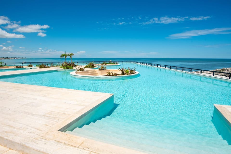 Property building, Natural landscape, Swimming pool, Swimming pool, sunbed
