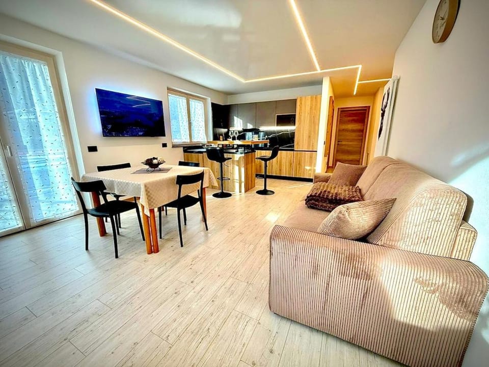 TV and multimedia, Living room, Seating area, Dining area