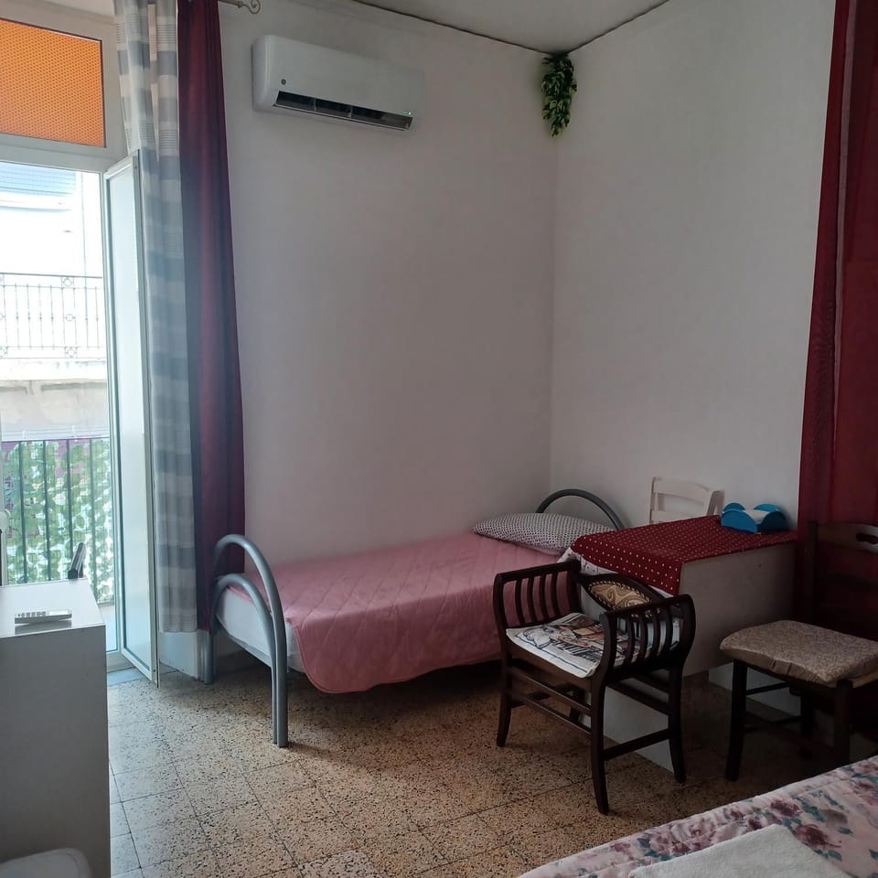 Bed, Photo of the whole room, Dining area, Bedroom, air conditioner