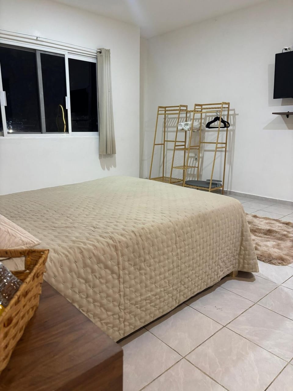 Bed, TV and multimedia, Photo of the whole room, Bedroom