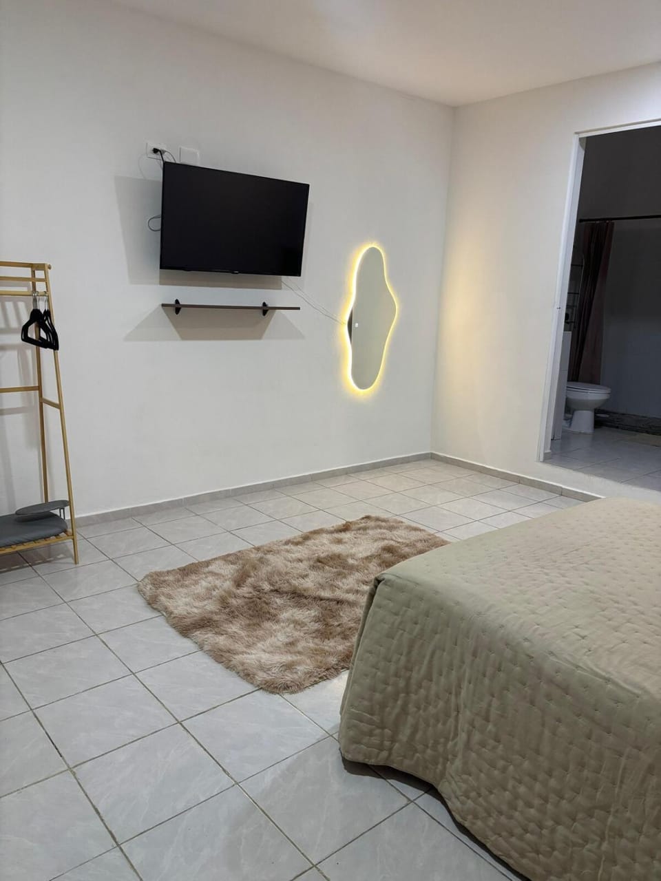 Bed, TV and multimedia, Photo of the whole room, Bedroom