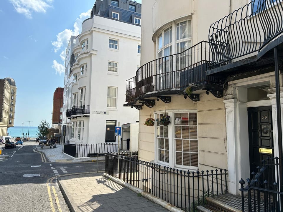 Vintage vibes and views - with Hammam bath Apartment in Hove