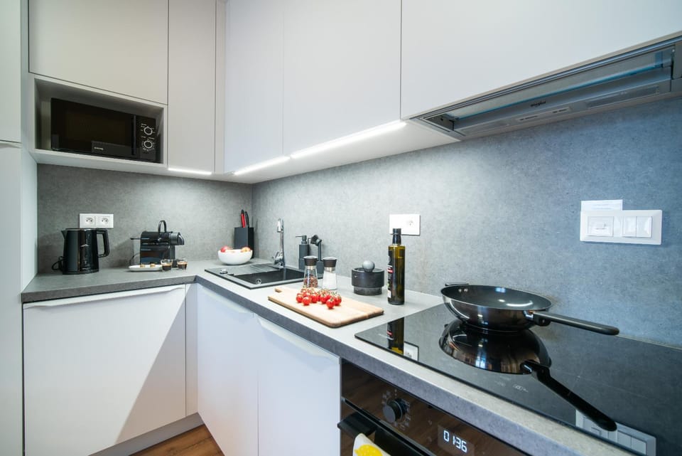 Coffee/tea facilities, Kitchen or kitchenette, stove