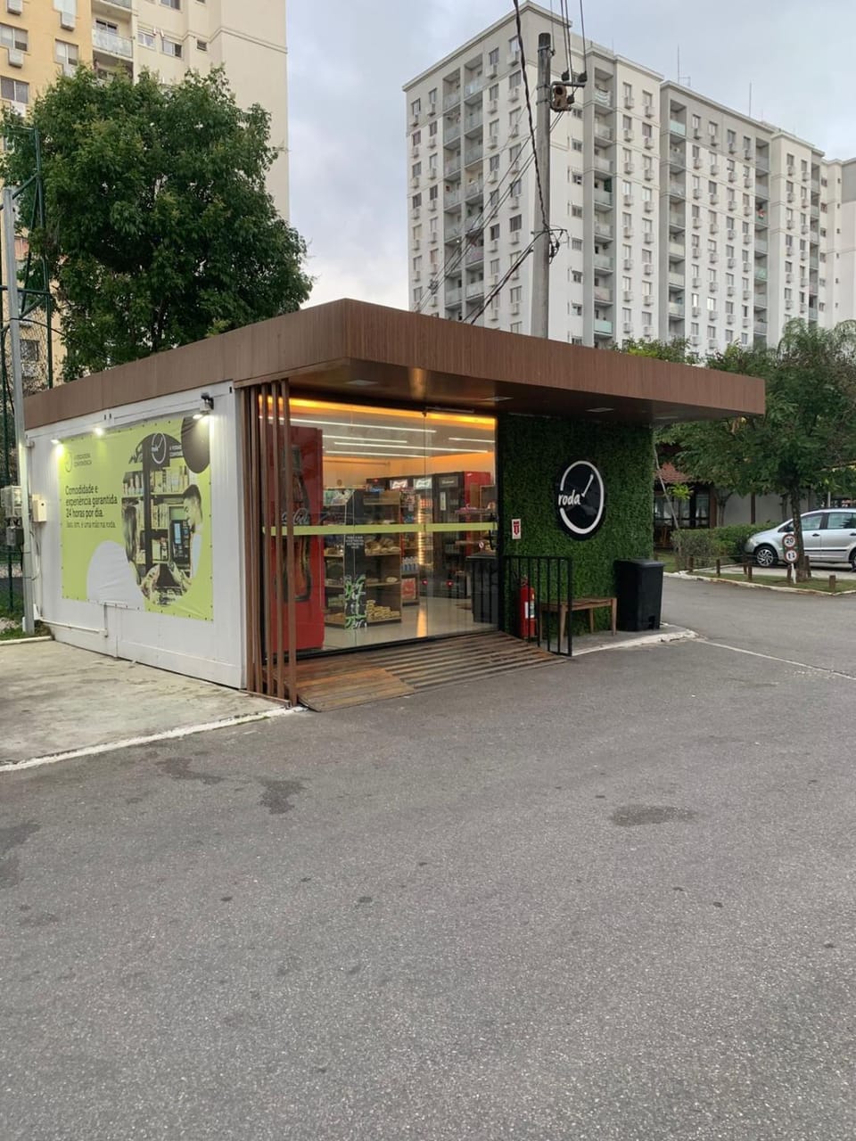 Property building, Supermarket/grocery shop, Parking
