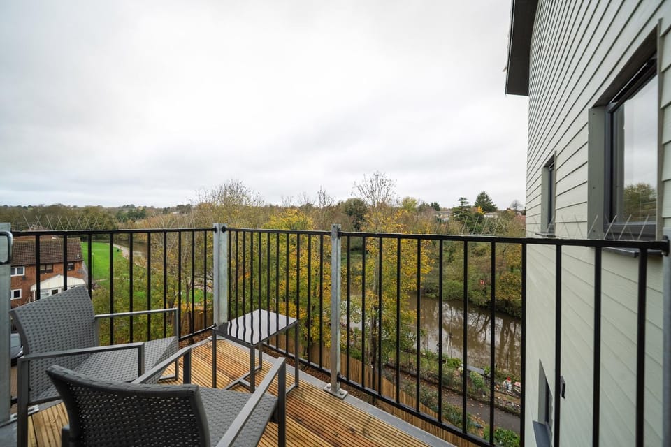 The Roost Group - 2 Bed Riverside Apartments Apartment in Maidstone