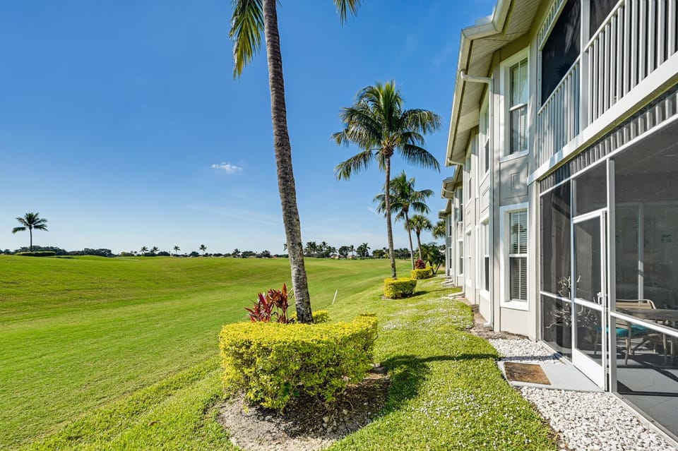“Overlooking 10th Fairway – 2 Free Rounds of Golf” House in Lely Resort
