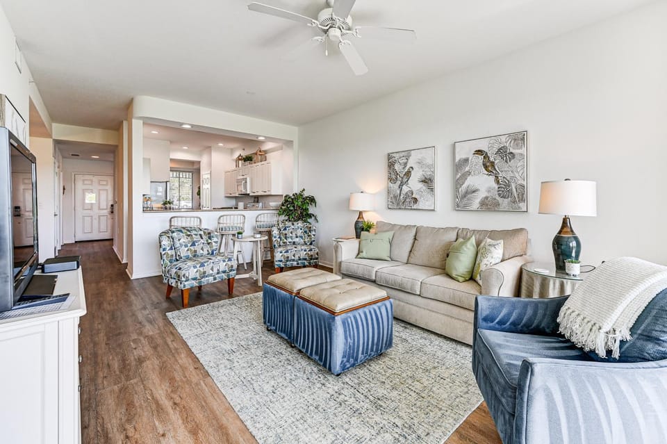 “Overlooking 10th Fairway – 2 Free Rounds of Golf” House in Lely Resort