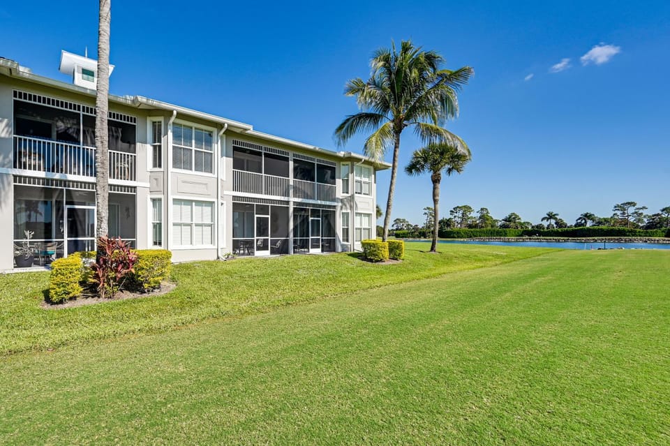 “Overlooking 10th Fairway – 2 Free Rounds of Golf” House in Lely Resort