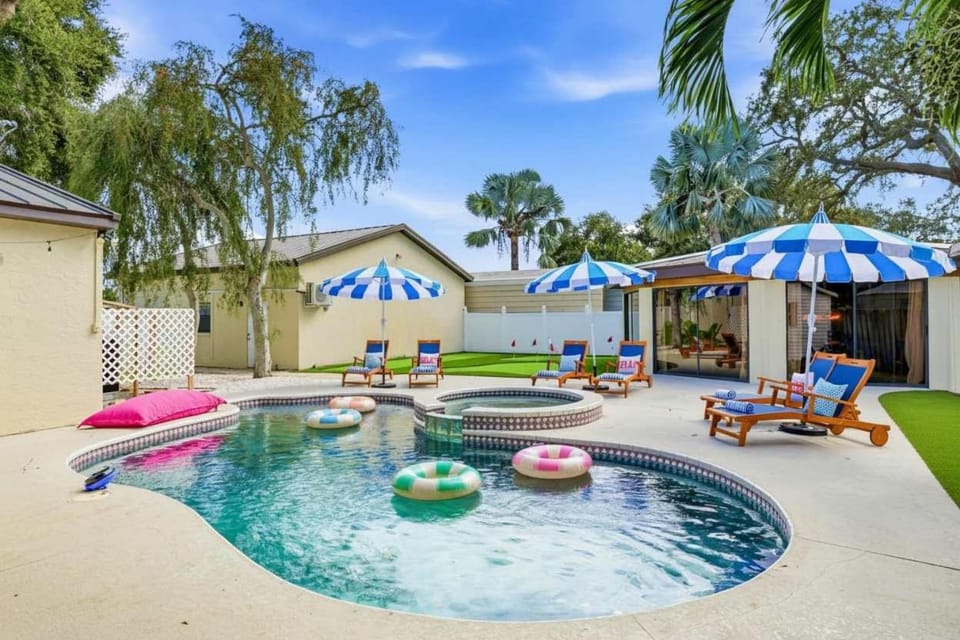 Sleeps 10 Heated Pool Spa Arcade Putt Putt House in Largo