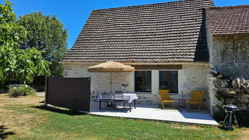 Property building, Patio, Garden, Dining area, Garden view, sunbed