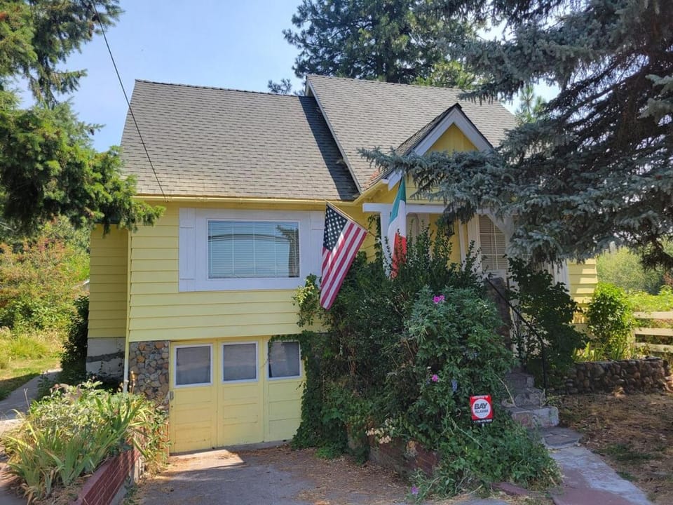 Historic HM, Mountain Views, Hot Tub, Steam Room House in Mount Shasta