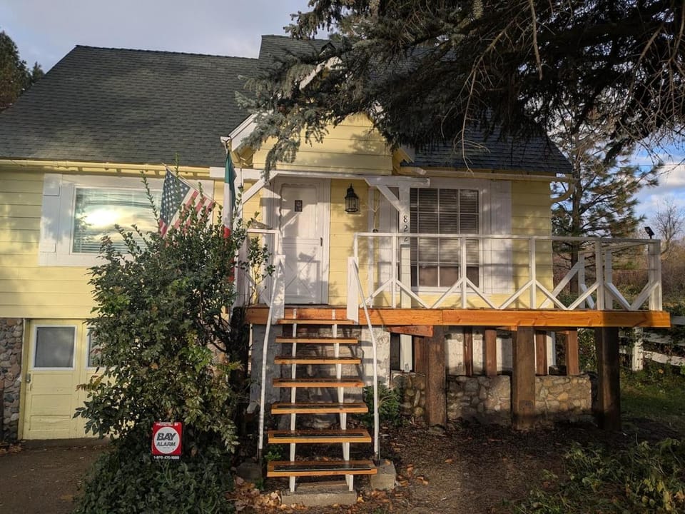 Historic HM, Mountain Views, Hot Tub, Steam Room House in Mount Shasta