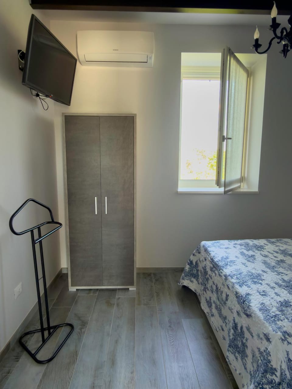 Bed, TV and multimedia, Bedroom, wardrobe