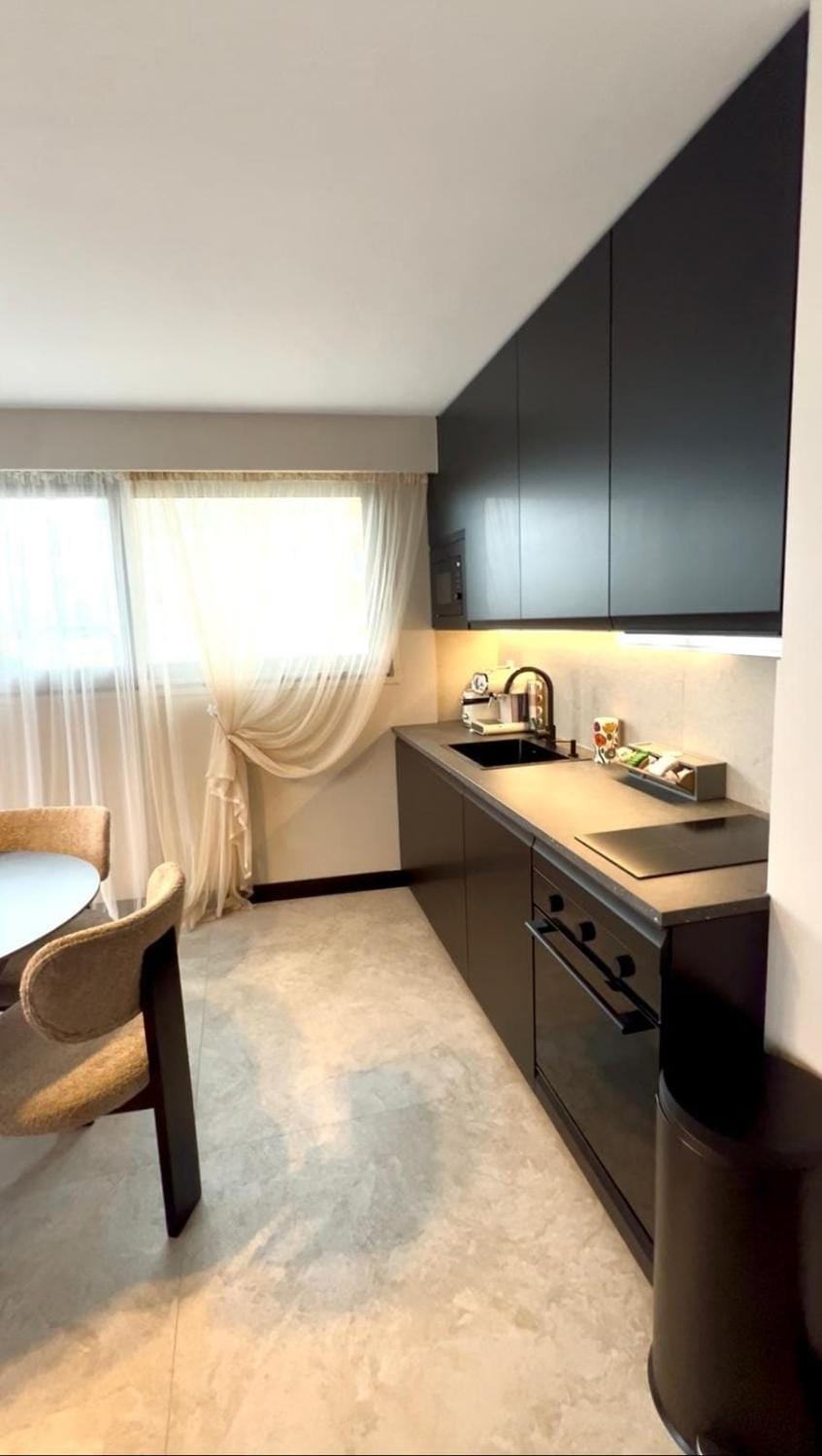 Kitchen or kitchenette, Dining area, minibar, stove