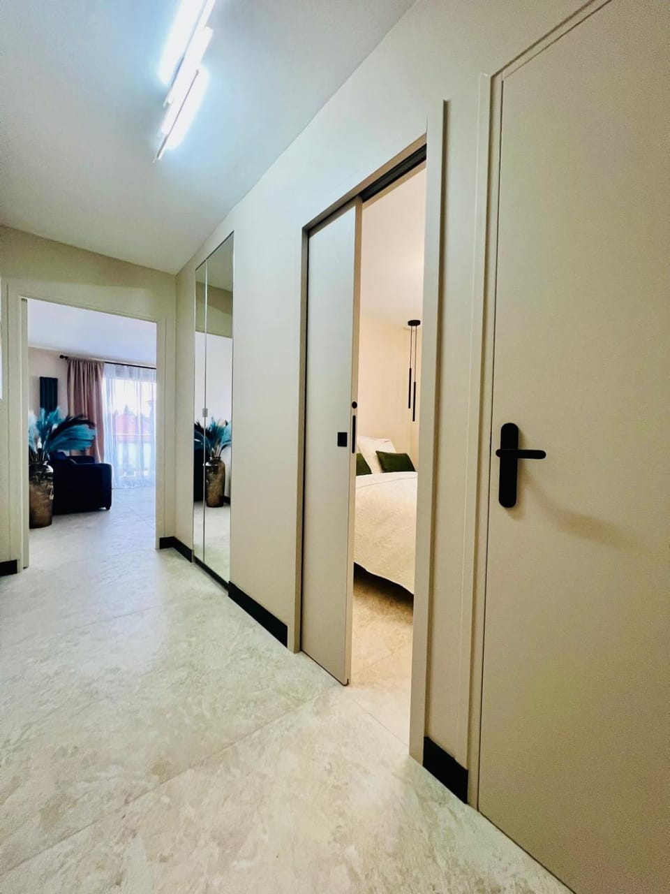 Photo of the whole room, Bedroom, wardrobe