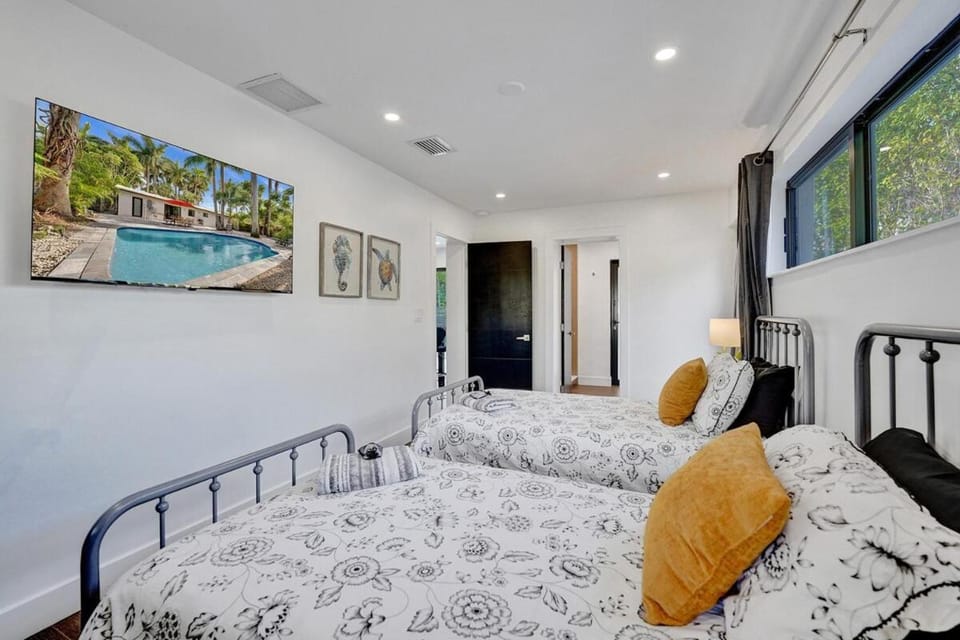 Cute 3 Bedroom 2 Bathroom Pool Home House in Hollywood
