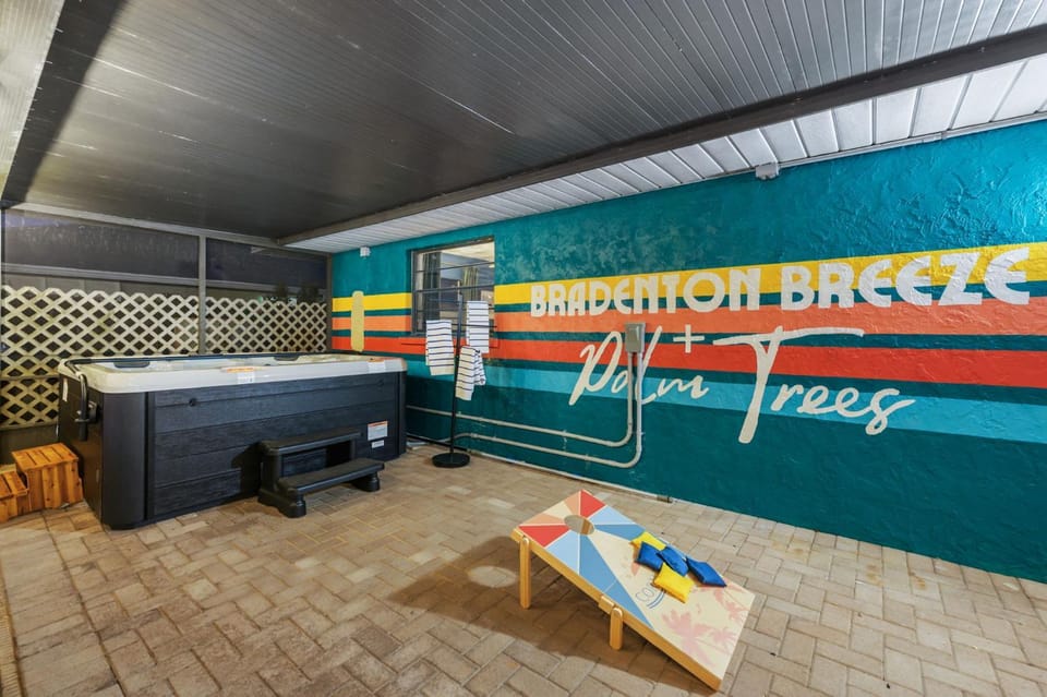 Sleeps 14 Sport Court Tiki Bar Heated Pool House in Bradenton