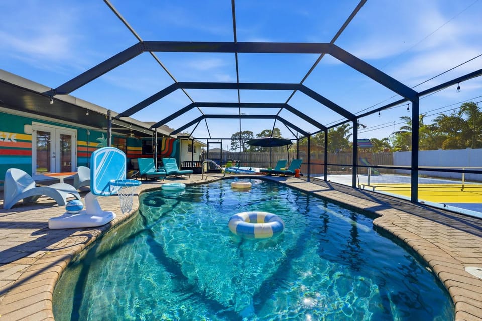 Sleeps 14 Sport Court Tiki Bar Heated Pool House in Bradenton