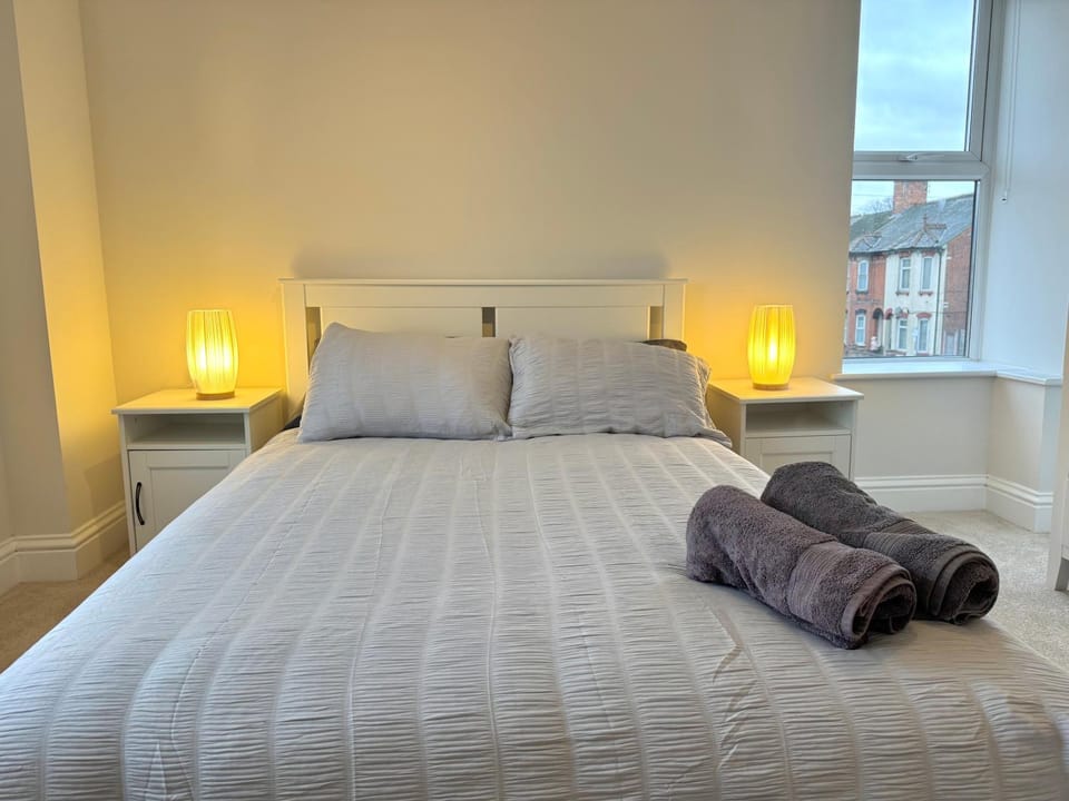 Central Aldershot Flat, Near Station & Town Centre Apartment in England