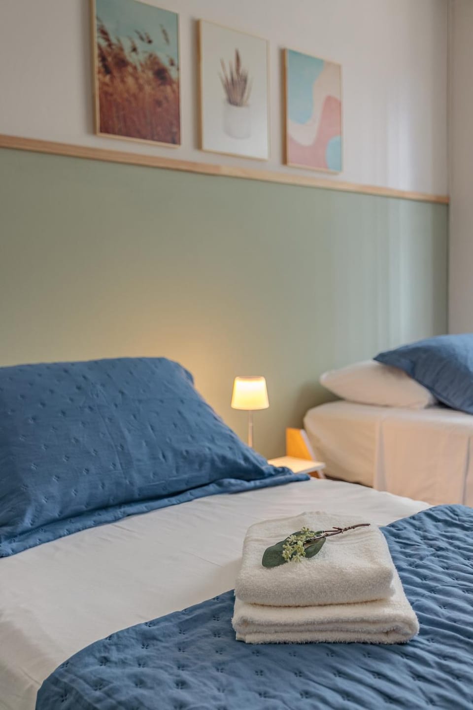 Bed, Bedroom, towels