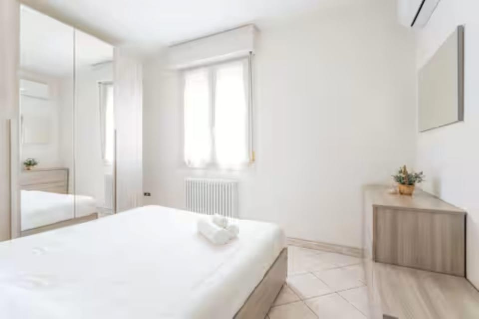 Bed, TV and multimedia, Photo of the whole room, Bedroom, towels, wardrobe
