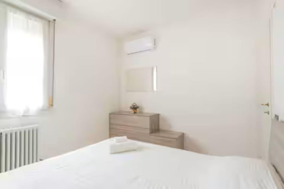 Bed, Photo of the whole room, Bedroom, internet, air conditioner