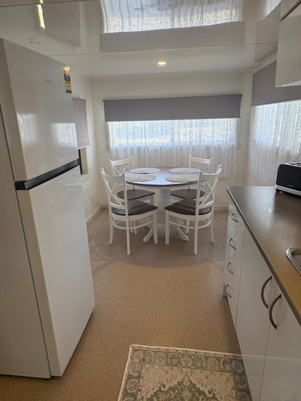 Kitchen or kitchenette, Dining area