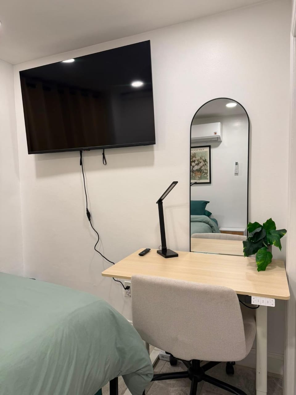 Bed, TV and multimedia, Bedroom