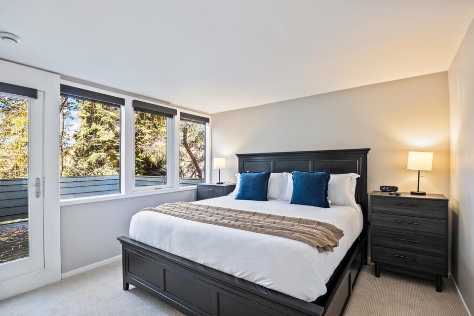 Prime Location, Modern Mountain Charm, Hot Tub, Sleeps 10, Close to Skiing and Dining! House in Park City