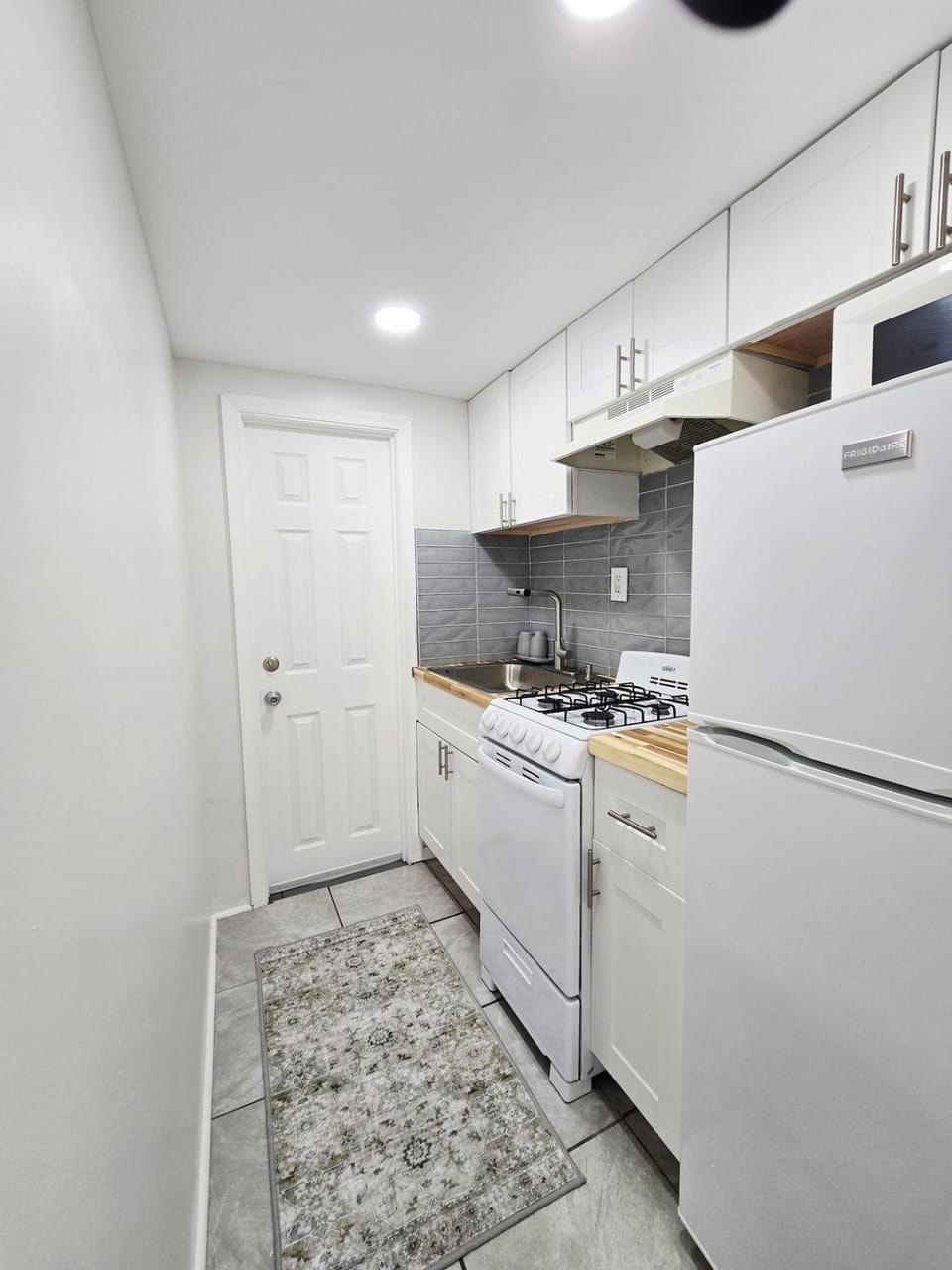 Coffee/tea facilities, microwave, oven, kitchen