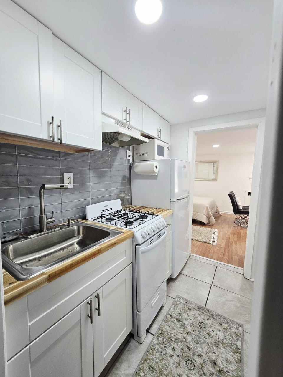 Sunny Oak Lane Studio Near Einstein, LaSalle, Center City Apartment in Philadelphia
