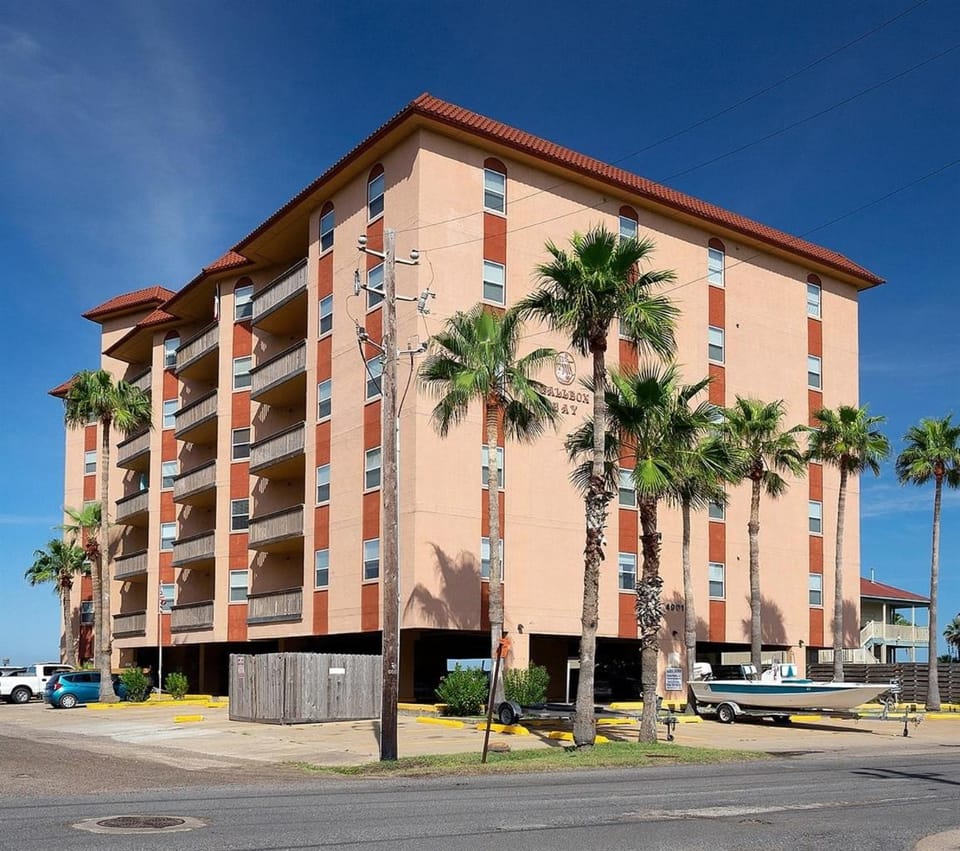 Amazing Bay View, Boat docks, and easy walk to the Beach Apartment in South Padre Island