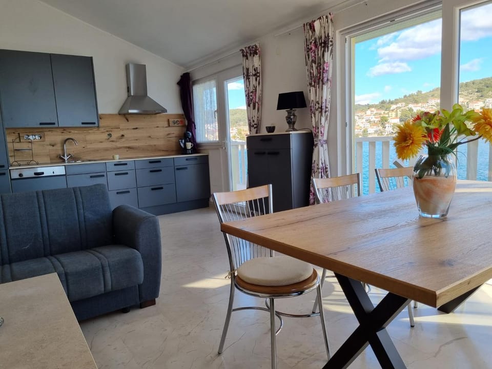 Villa Jana Apartments Apartment in Okrug Gornji