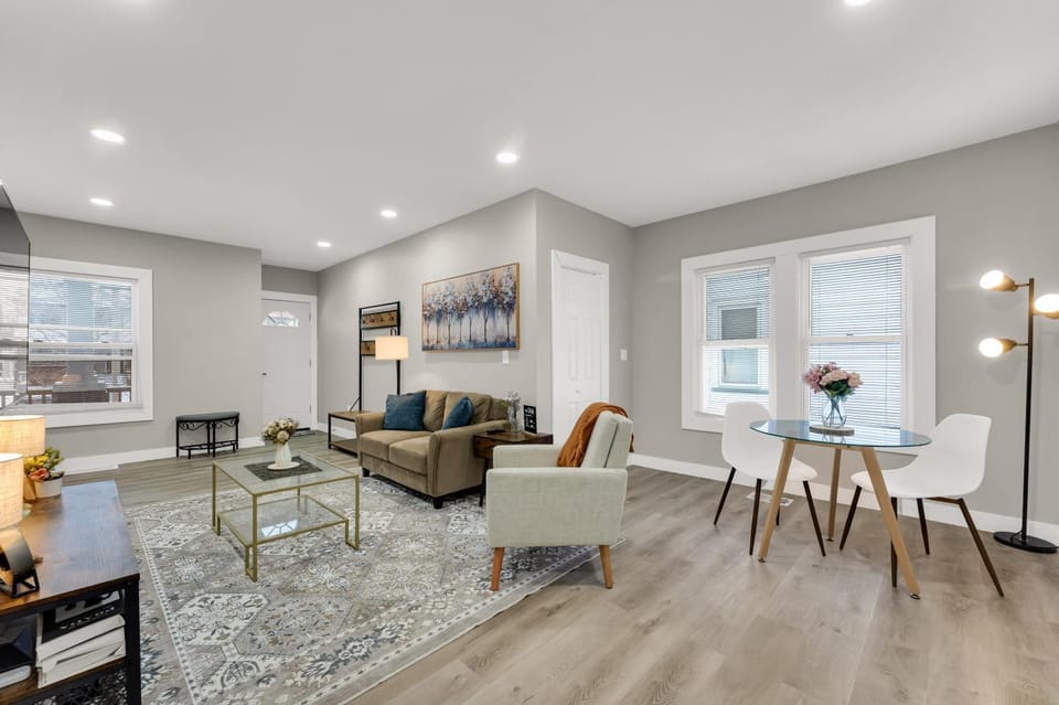 Family-owned 3BR in Larchmere Near Hospitals with Parking Apartment in Cleveland Heights