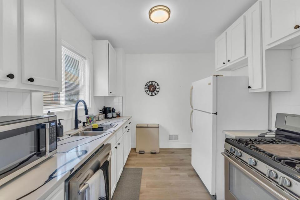Family-owned 3BR in Larchmere Near Hospitals with Parking Apartment in Cleveland Heights