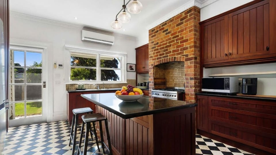 Kitchen or kitchenette, microwave, air conditioner