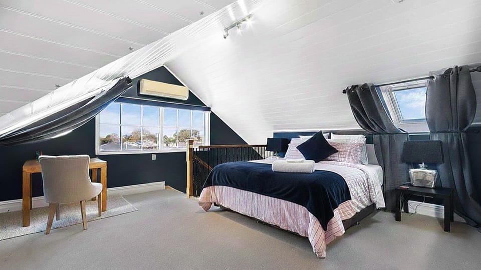 Bed, Bedroom, air conditioner