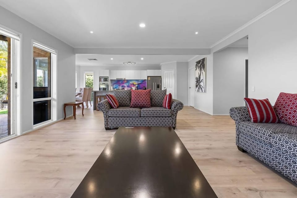 Cinema & Coastal Oasis Tumbi Umbi Apartment in Berkeley Vale